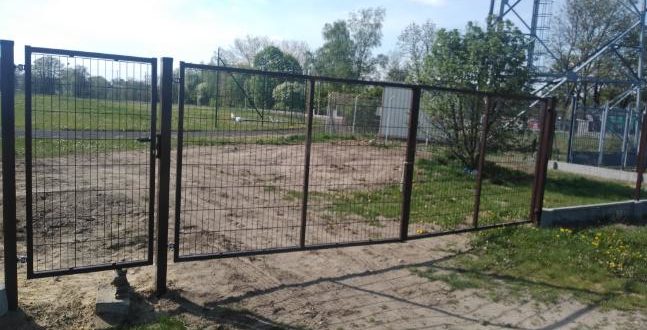 1 Kompleks boisk przy SP w Głuchowie zyskał nowe ogrodzenie