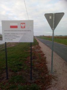 Tablica z informacją o dotacji na drogę