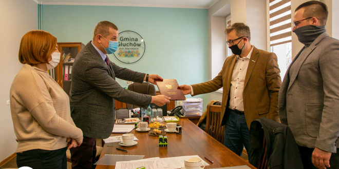Jan Słodki i Andrzej Szewczyk - Przekazują umowę
